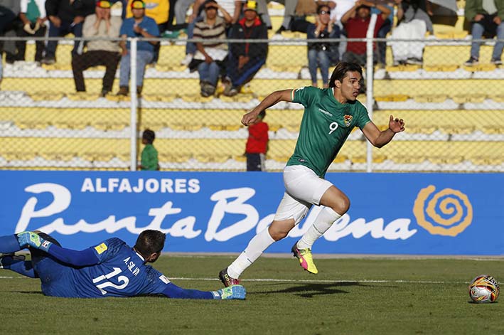 El gol en contra del defensor paraguayo Gustavo Gómez, a los 79 minutos, decretó el triunfo boliviano.