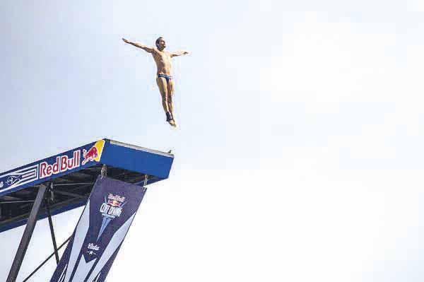 El colombiano inició la temporada con triunfo sobre sus compañeros de la Serie Mundial Red Bull Cliff Diving en Mar del Plata.