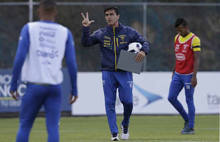 El puesto del técnico argentino-boliviano dentro de la Selección ecuatoriana tenía más dudas que certezas. Luego de las dos derrotas en Eliminatorias.