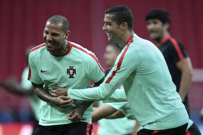 De una asociación entre Ronaldo y Quaresma nació el primer gol luso.