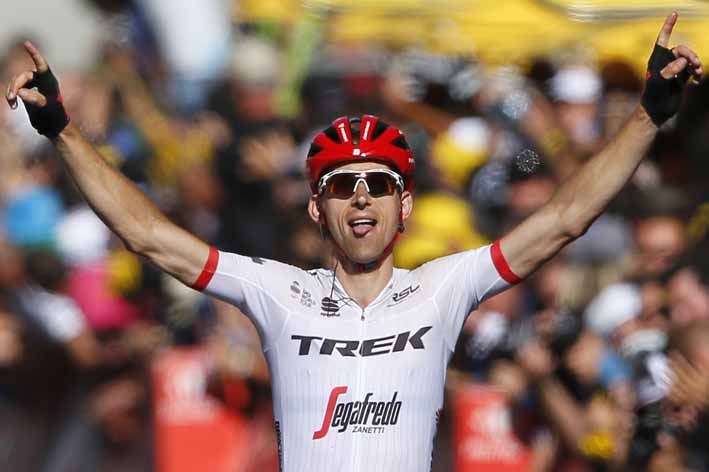 Mollema, de 30 años, se llevó su primera victoria en el Tour de Francia, lograda con una escapada dentro del grupo de cabeza que supo aguantar en esfuerzo solitario.