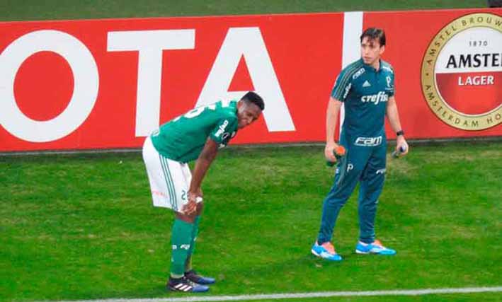 Yerry Mina, salió en medio de lágrimas del partido que Palmeiras perdió por penaltis.
