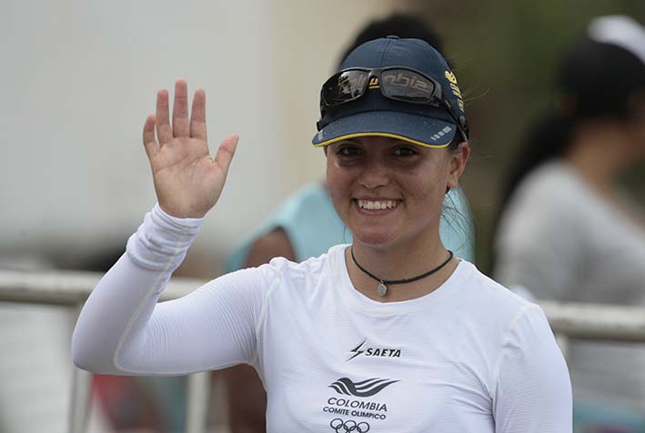 La integrante del equipo colombiano de remo Valentina Martínez saludando a aficionados luego de competir en las pruebas de remo durante los XVIII Juegos Bolivarianos 2017, en Santa Marta