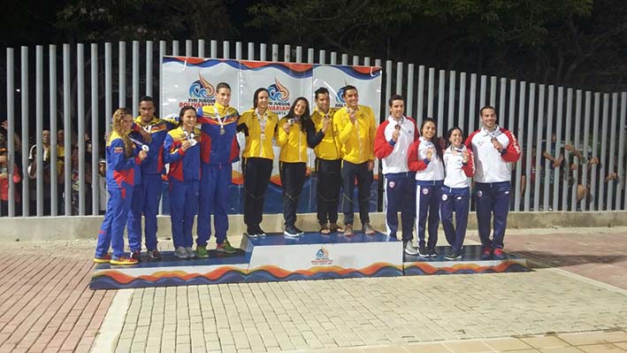 El equipo colombiano mixto de relevos recibiendo sus medallas de oro, Venezuela se llevó la de plata y Paraguay la de bronce.