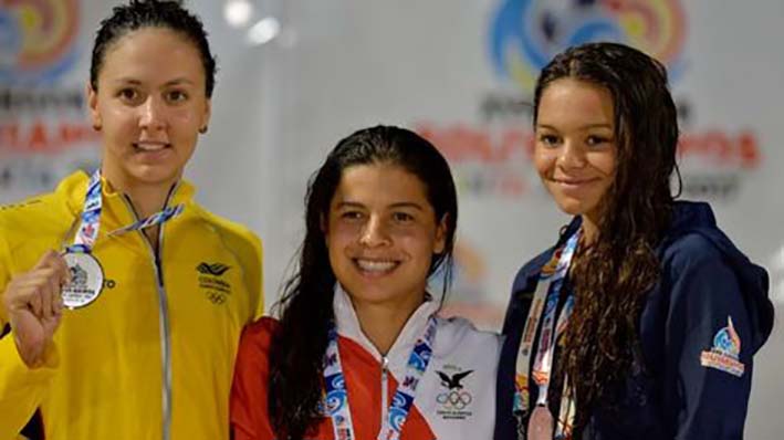 Karen Torrez cuando subió al pódium a lucir su medalla de oro, al lado de la colombiana Isabella Arcila, quien ganó plata y la ecuatoriana Anicka Rain Delgado con medalla de bronce.