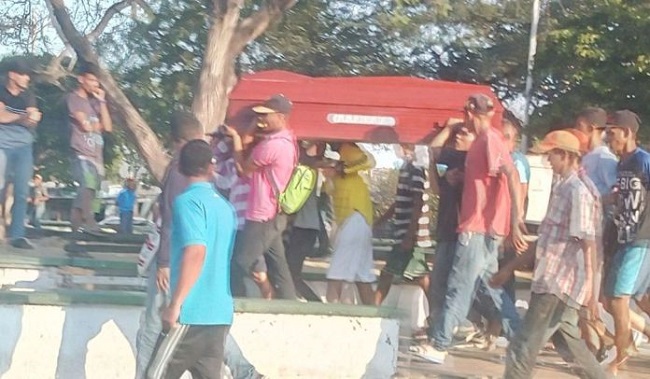 El ataúd fue llevado al parque de la India, ubicado a escasos 20 metros de la Policía, lugar donde pasaba la noche y este sitio ha sido la casa de los venezolanos que se han venido de su país.