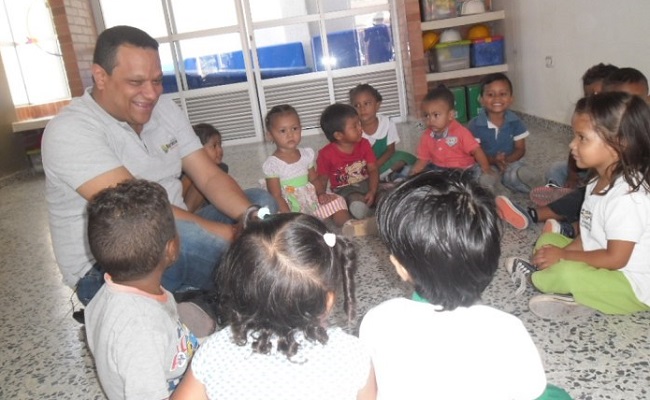 El alcalde Jorge Cerchiaro Figueroa, se mostró complacido por la nominación del CDI barrio Prigamozal, en el programa 'Premio Regalías Bien Invertidas. Aquí aparece el mandatario jugando con los niños.