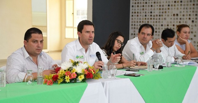 En la primera sesión de la Mesa Wayúu de 2018, el presidente de la Agencia de Desarrollo Rural, Juan Pablo Díaz, le acompaña el secretario de Desarrollo Económico del Departamento, Rodrigo Elías Daza Vega y otros funcionarios del resorte nacional.