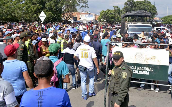 Miles de venezolanos que intentan entrar a Colombia por el paso fronterizo, uno de ellos es el de Cúcuta.