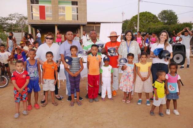 Funcionarios de Electricaribe junto a algunos niños del programa deportivo de la comunidad de La Lucha.