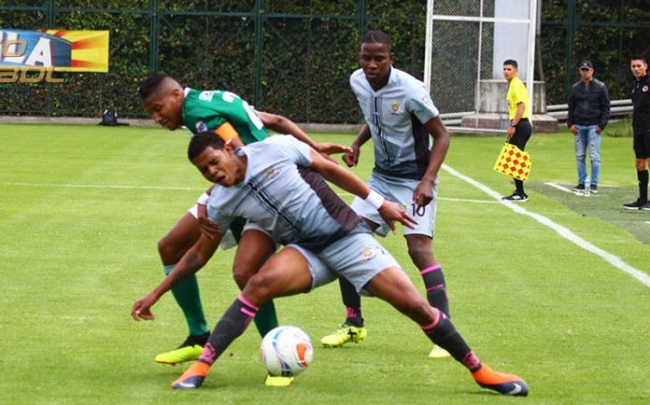 Álex Rambal disputa una pelota con un jugador de Tigres, en una acción de juego en el partido disputado en la capital de la República.