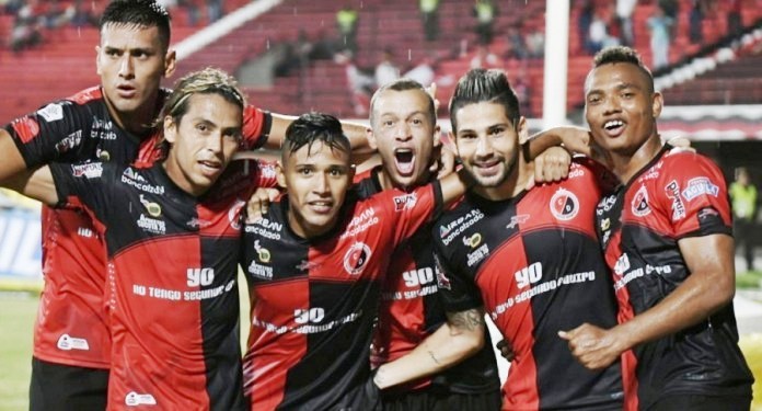 Aparece el maicaero Luis Fernando Miranda, (derecha) celebrando uno de los goles del equipo.