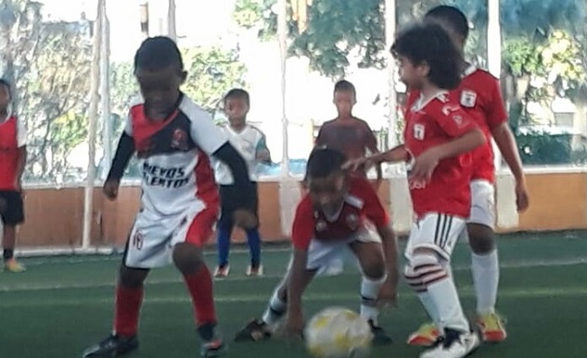 Egresados de La Universidad de La Guajira, de la licenciatura de educación física,  organizaron este torneo de fútbol.