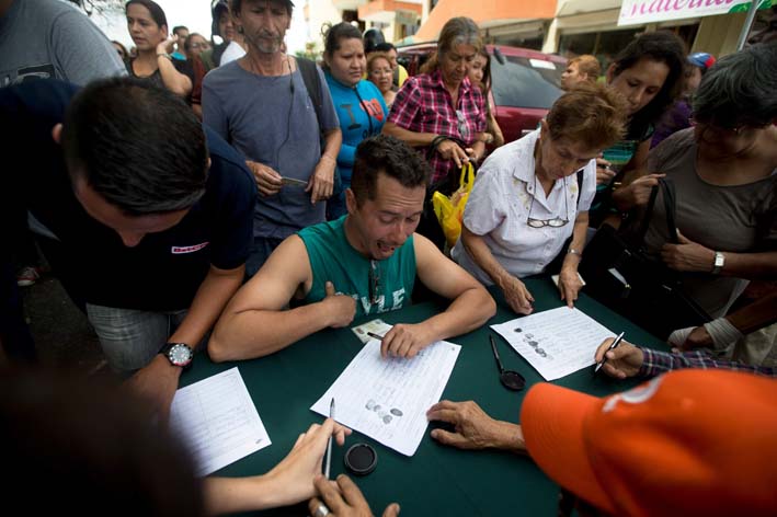 La oposición asocia la masiva asistencia de firmantes al creciente descontento que enfrenta el gobierno de Maduro ante una desbordada inflación.