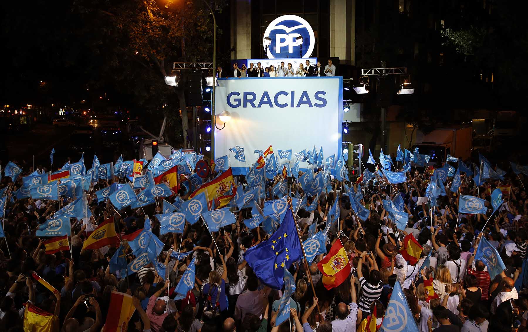 Festejos de los seguidores de Mariano Rajoy por los resultados de las elecciones ayer en España.