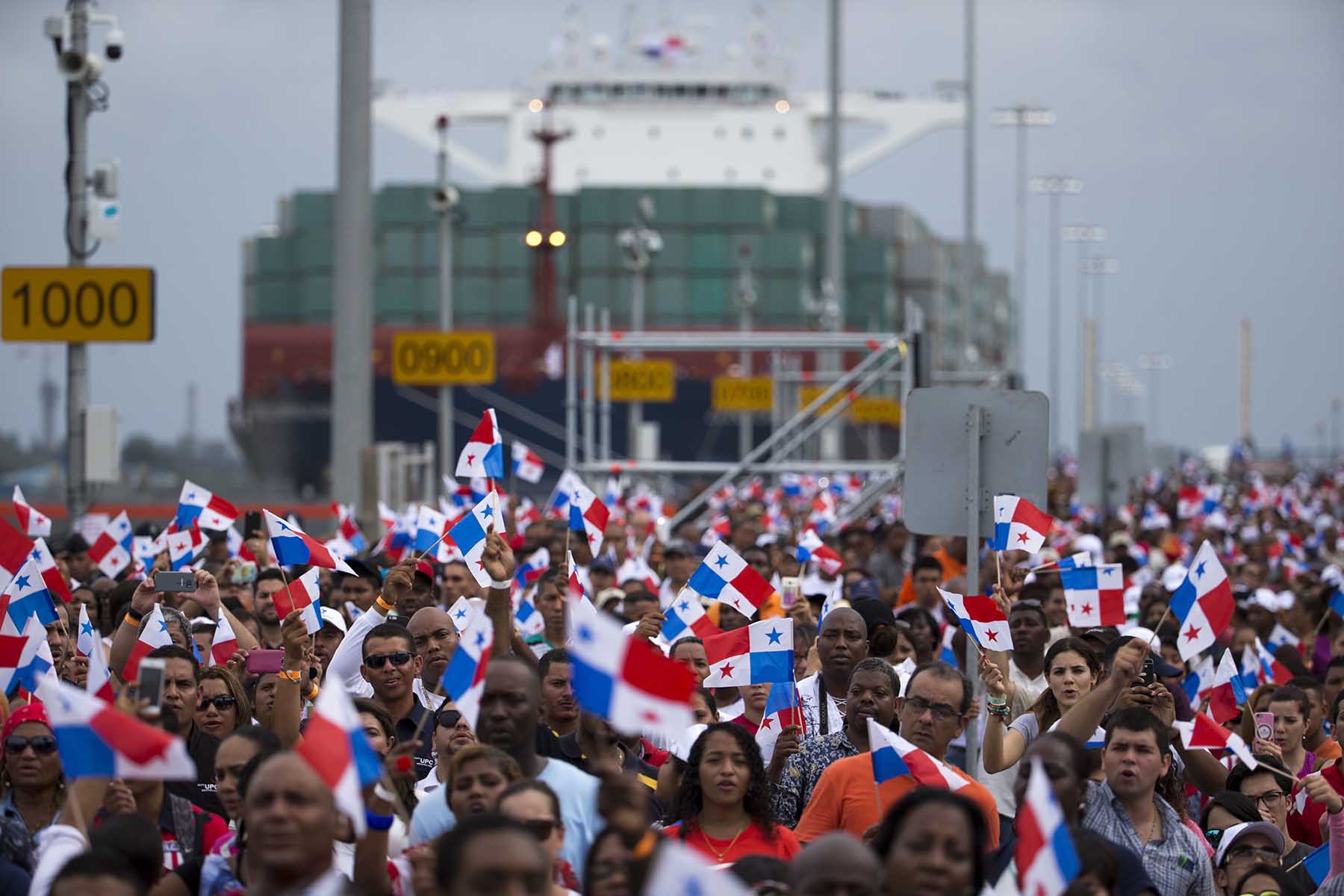 Una multitud asistió a la apertura del canal ampliado de Panamá.
