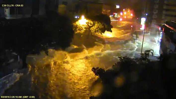 El aguacero provocó fuertes corrientes de agua en toda la ciudad de Barranquilla.