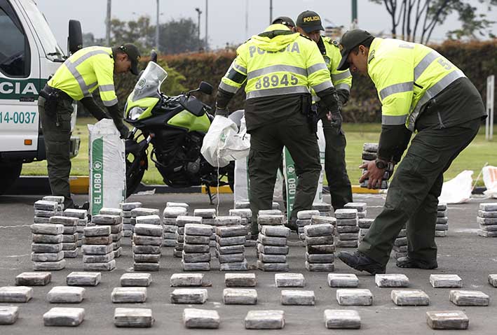 La policía colombiana decomisó 868 kilogramos de cocaína ocultos en un camión que transitaba por los alrededores de Bogotá.