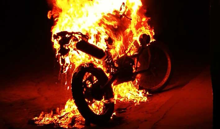 Hace dos semanas fue Paujíl. Hoy es Doncello, Caquetá. Hay heridos, motocicletas quemadas y casas averiadas.