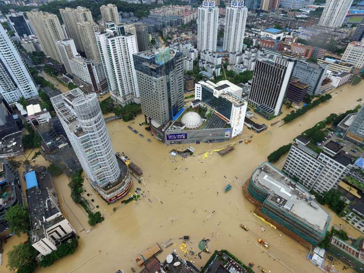 En Fuzhou, la capital de Fujian, China, la televisora estatal mostró imágenes del agua inundando las calles de la ciudad.