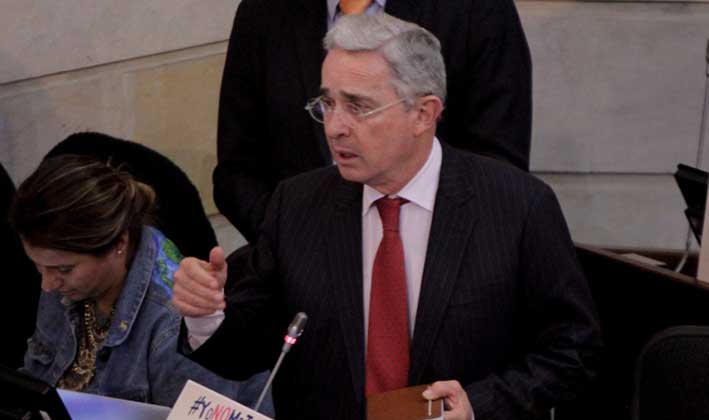 El senador Álvaro Uribe dijo que hay temas en los cuales se podría ir avanzando y puso de ejemplo la solución jurídica para los guerrilleros y militares presos.