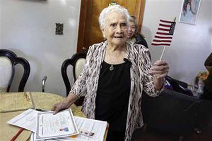 La anciana se naturalizó unas dos semanas después de que Donald Trump ganara las elecciones presidenciales. 
