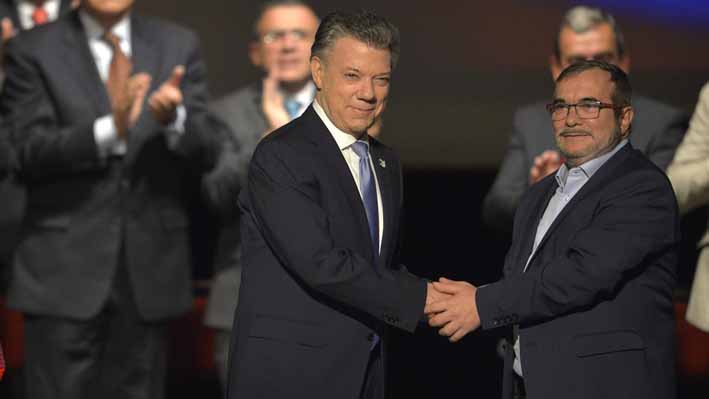 Apenas finalizaron los actos de protocolo, fueron llamados Rodrigo Londoño y Juan Manuel Santos, líderes del proceso de paz, para que, empuñando el balígrafo, firmaran el nuevo acuerdo.