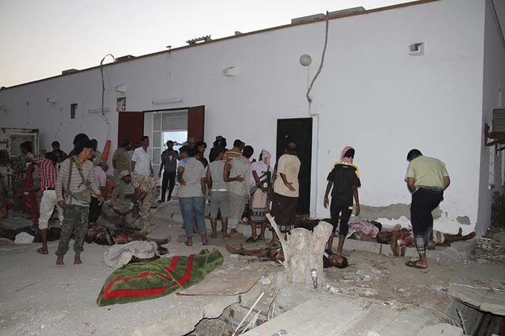 Soldados y lugareños se reúnen por los cuerpos de soldados muertos por un atacante suicida, en una base en la ciudad meridional de Aden, Yemen, ayer. Un suicida se alzó el sábado en una base militar en el sur Ciudad de Aden, matando a 45 soldados e hiriendo a otros 50, dijeron funcionarios de seguridad.