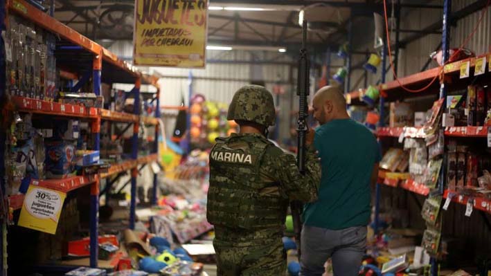Varios supermercados en las afueras de las Ciudad de México, en las populosas Azcaptzalco y Cuatitlán, fueron saqueados por grupos de manifestantes.