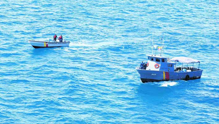 Embarcaciones de la Armada Nacional en la búsqueda del cuerpo.
