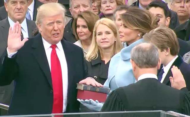 Donald Trump cuando tomaba juramento como el Presidente de los Estados Unidos número 45.