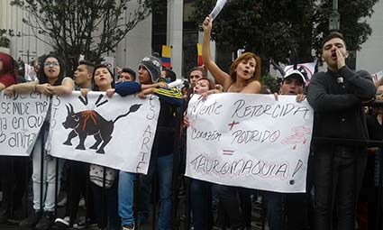 Con arengas y pancartas, los animalistas le exigieron al Gobierno nacional no permitir corridas de toros en la capital del país.