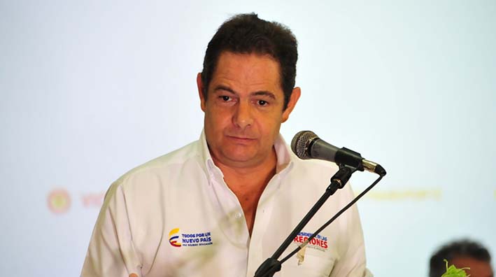 El vicepresidente Germán Vargas Lleras fue abucheado por la ciudadanía y tuvo que abandonar el lugar custodiado por sus guardaespaldas.