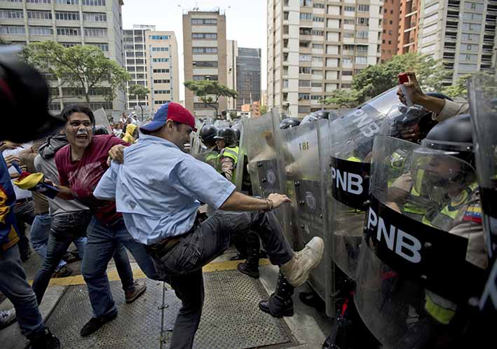 Un día después de que la OEA declarara que en Venezuela hay una “grave alteración” de la democracia, unas mil personas intentaron marchar hacia la Asamblea, en el centro de Caracas, pero la policía lo impidió.