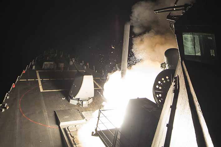 Estados Unidos atacó una base aérea siria la noche del jueves con decenas de de misiles crucero desde el destroyer USS Ross , como represalia por el atroz ataque con armas químicas contra civiles.