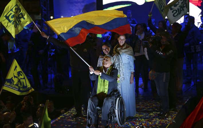 El presidente de Ecuador, Lenin Moreno agita una bandera de Ecuador mientras celebra su victoria.