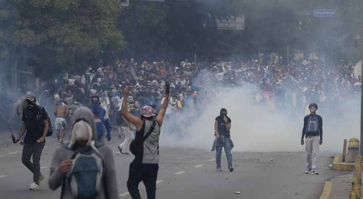 Miles de opositores realizaron el lunes protestas callejeras en Caracas y otras ciudades que fueron dispersadas por la policía.