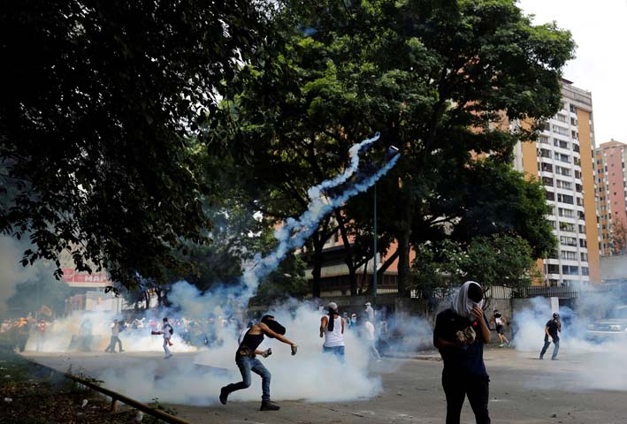 Colectivos chavistas y la Guardia Venezolana salieron a hacerle contrapeso a la oposición.