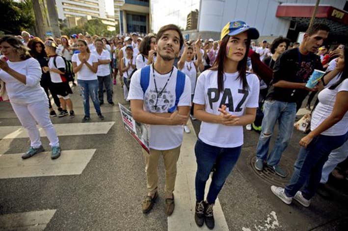 Oposición hace un minuto de silencio para llorar a cinco personas que murieron durante las protestas.