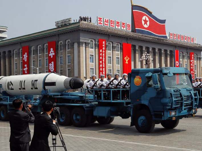 Corea del Norte exhibe aparentemente nuevos misiles a medida que se aproxima el grupo de transportistas estadounidenses.