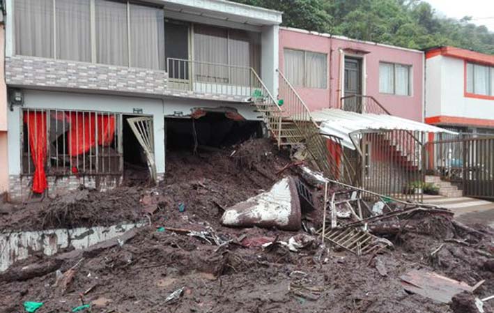 Una casa está envuelta en barro en Manizales, Colombia.