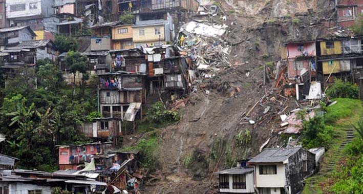 Vista de un derrumbe que destruyó varias casas.