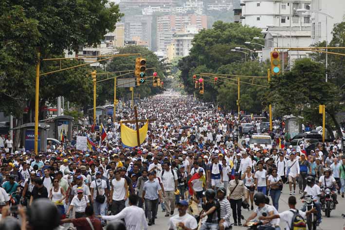 Venezolanos marcharon ayer en silencio y vestidos de blanco tras las recientes muertes en protestas.