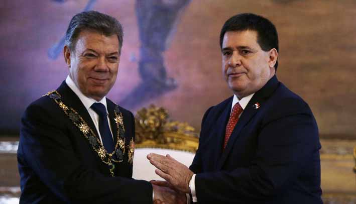 El presidente de Colombia Juan Manuel Santos junto a su homólogo paraguayo, Horacio Cartés.