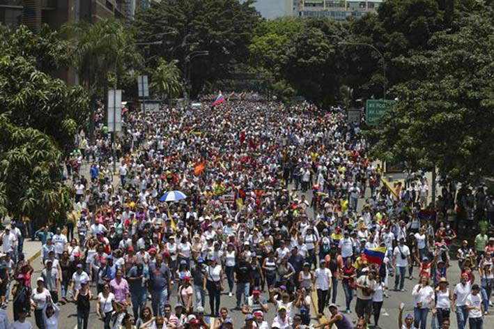 Decenas de miles de manifestantes marcharon ayer en Caracas.