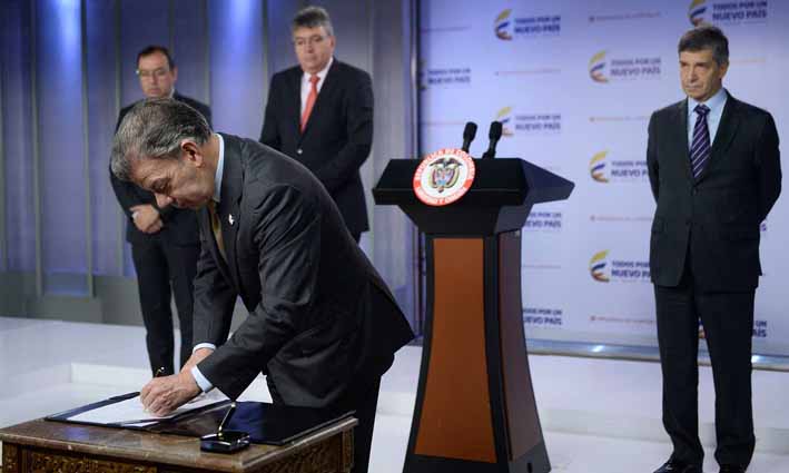 Juan Manuel Santos en la firma del decreto de creación del Fondo Colombia en Paz.