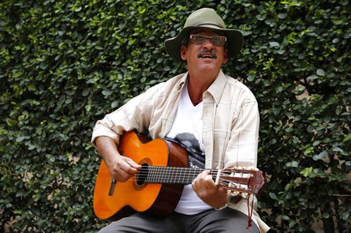 El ex rebelde Julian Conrado, conocido como "El cantante de las FARC", firma para los estudiantes antes de hablar en la Universidad Nacional de Bogotá, Colombia.