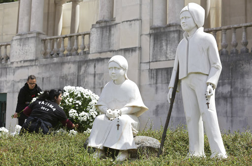 Escultura de Jacinta y Francisco Marto en el Santuario de Fátima 