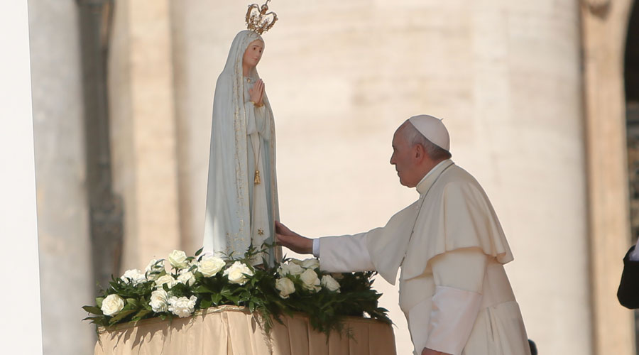 El Papa Francisco junto a la imagen de Nuestra Señora de Fátima.
