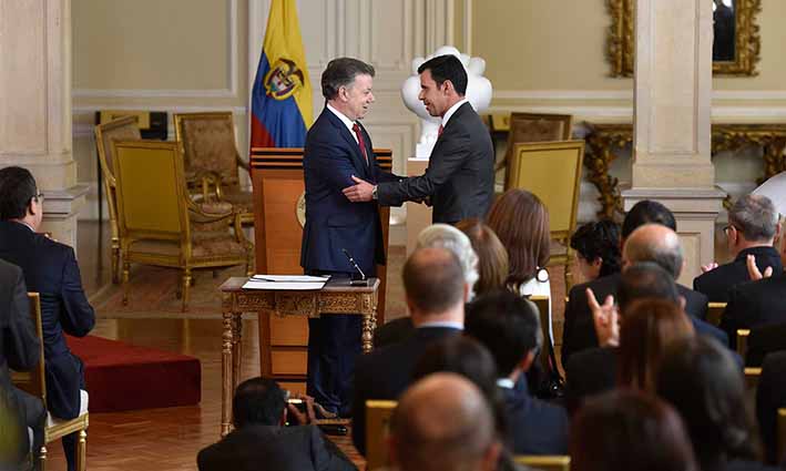 El presidente Juan Manuel Santos junto al nuevo Ministro del Interior.